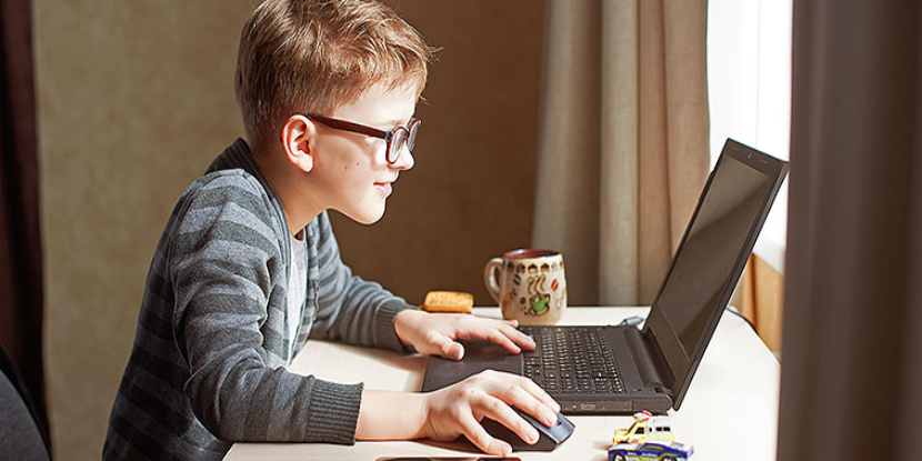 O tempo excessivo nos eletrônicos está prejudicando a visão das crianças?